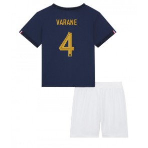 Frankrike Raphael Varane #4 kläder Barn VM 2022 Hemmatröja Kortärmad (+ korta byxor)